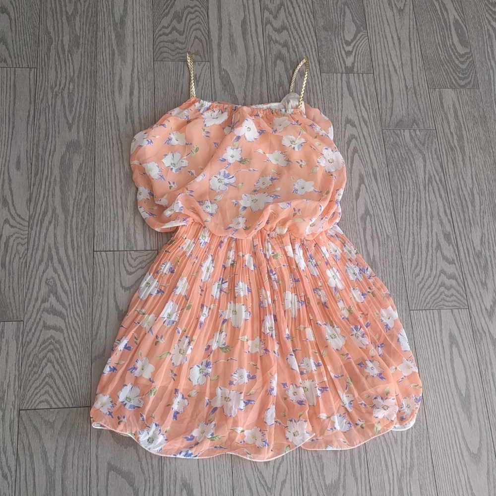 Beautiful mini dress 🌼🌹🍀 - Picture 3 of 10